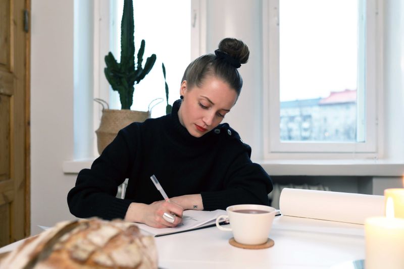 Työpöydän takana – vuoden nuori muotoilija Laura Väre on muotoilutoimisto RATIAn uusin vahvistus