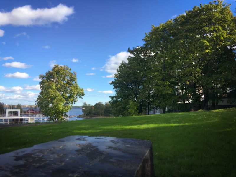 Armi Ratian puisto vihittiin käyttöön