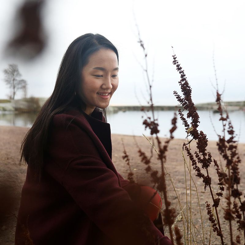 Työpöydän takana – suunnittelija Yesul Woo muutti Suomeen oppiakseen kaiken pohjoismaisesta muotoilusta