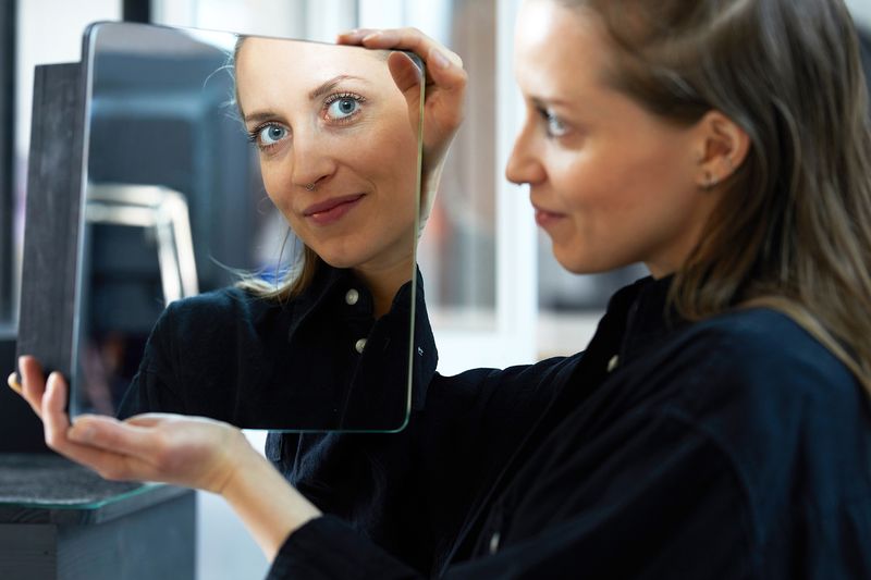 Työpöydän takana – muotoilijan ammatti on Laura Väreelle antoisa elämäntapa