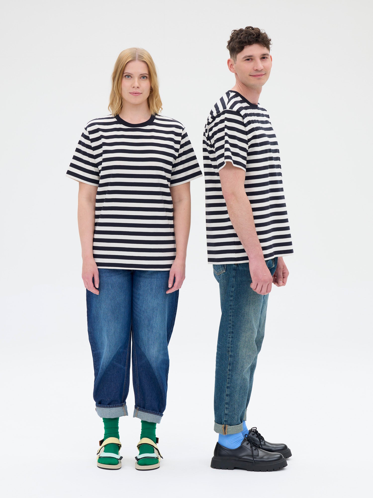 Unisex T-paita Novato Raita, Musta/Valkoinen