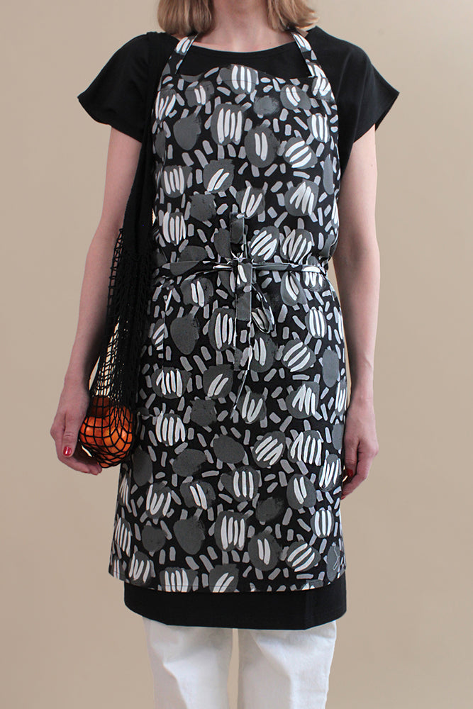 Esiliina Esikko, Musta/Harmaa