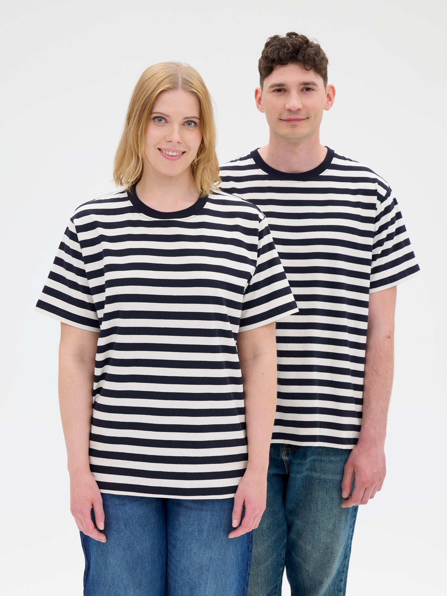 Unisex T-paita Novato Raita, Musta/Valkoinen
