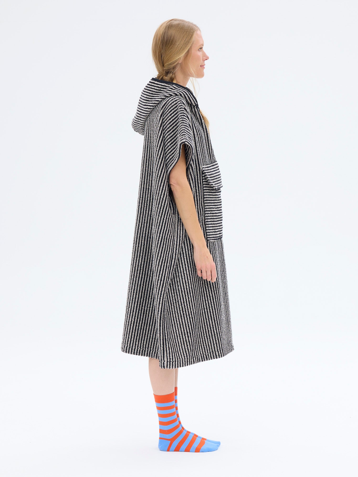 Unisex Poncho Raita, Musta/Hiekka